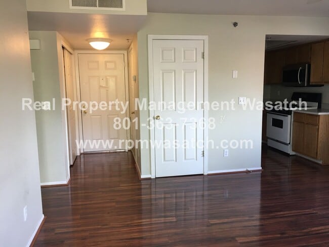 Building Photo - Charming 3 Bedroom 2 Bathroom Downtown Condo!