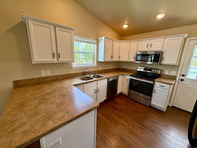 Building Photo - Beautiful 3 bedroom 2 bathroom home locate...