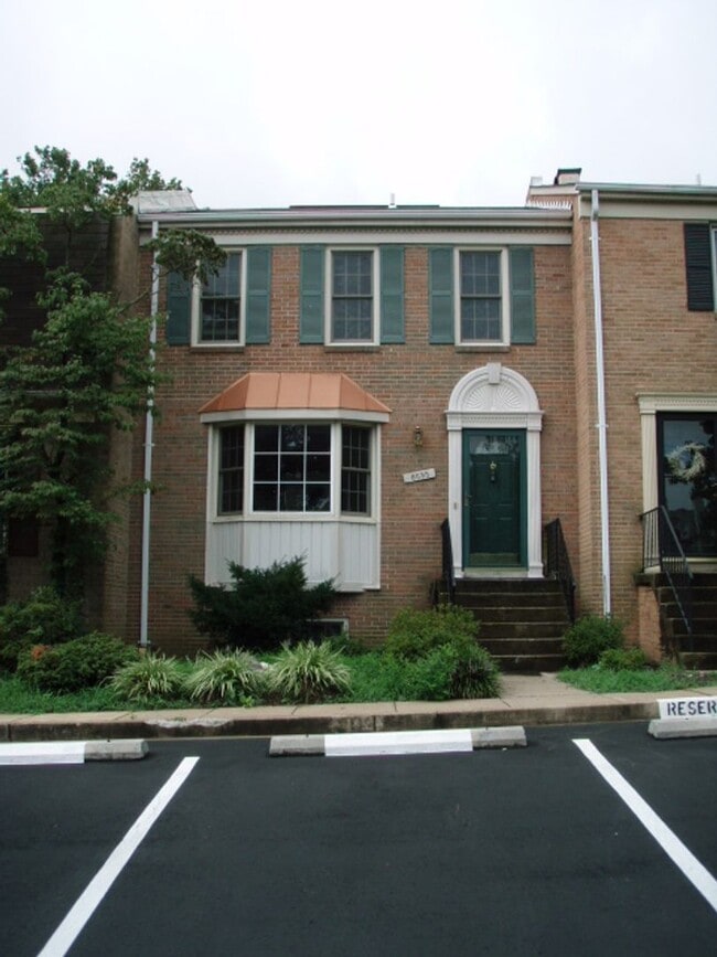 Primary Photo - Classic 4 Bed 3.5 Bath Brick Townhome With...