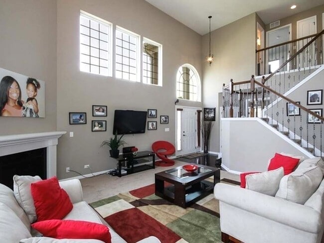 Building Photo - 10S410 Carrington Cir