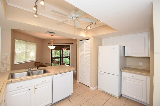 Building Photo - 6 Broadmore Cir