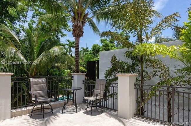 Building Photo - 2561 Trapp Ave