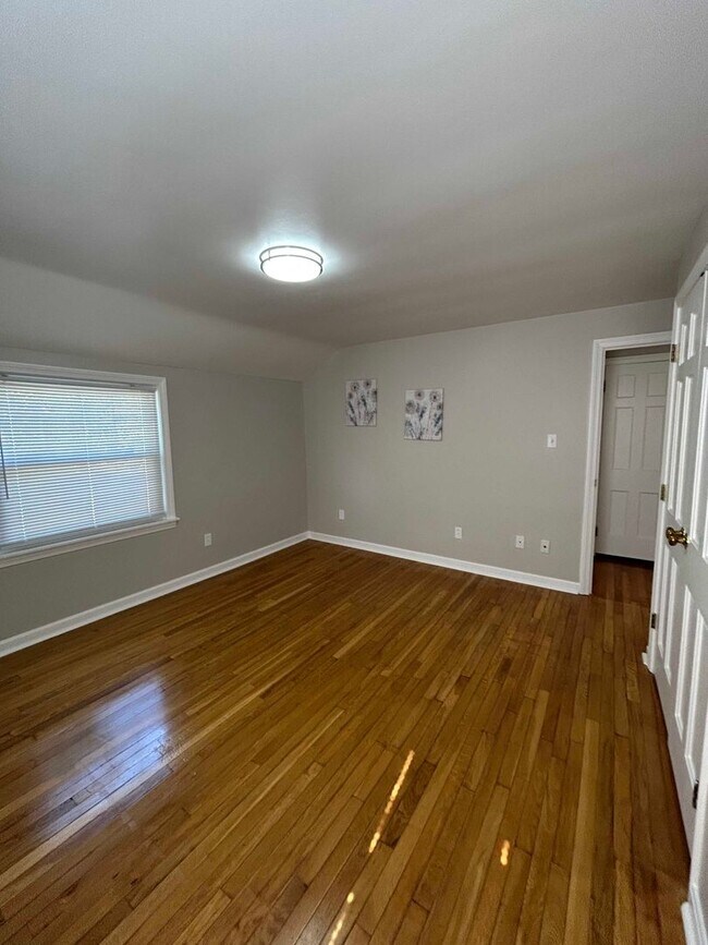 Building Photo - Spacious Colonial For Rent in Lyndhurst