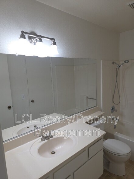 Building Photo - 28235 Encino Dr
