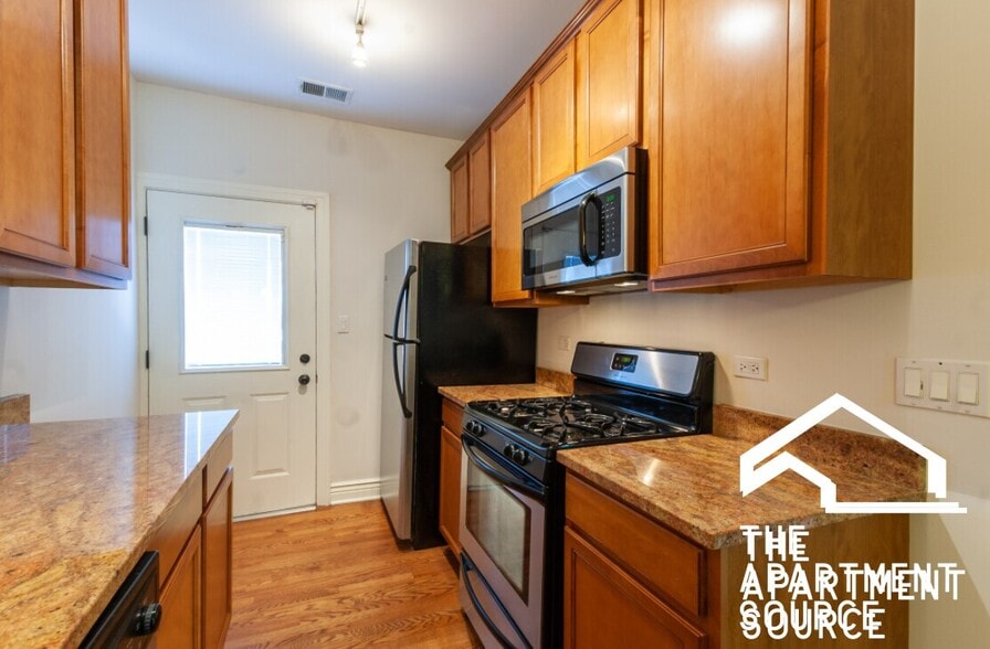 Building Photo - 3433 N Lakewood Ave