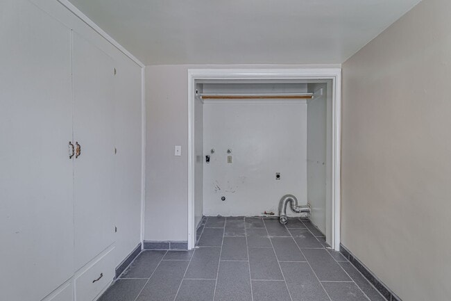 Building Photo - 4+2 Downtown Truxtun Ave Charm!