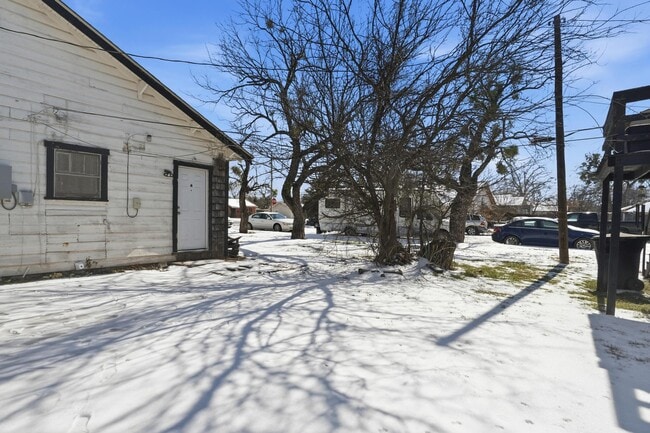 Building Photo - 702 Grape St