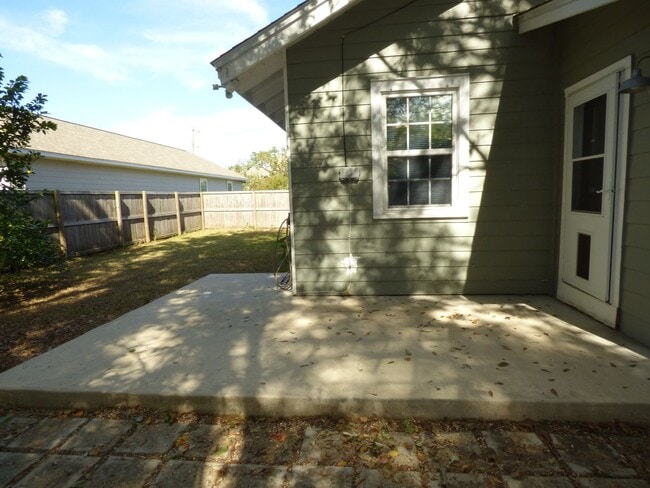 Building Photo - Updated home in Historic East Hill!