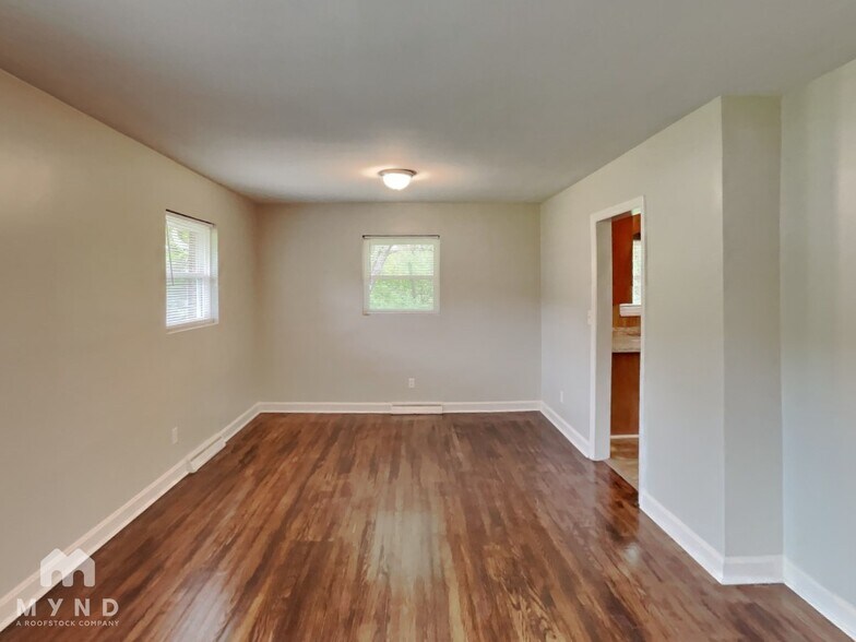 Building Photo - 5201 Pinebrook Dr
