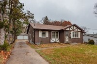 Building Photo - CHARMING! 2 Bedroom, 1 Bathroom Duplex in Des Moines!!