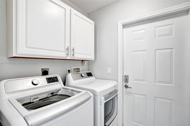 Building Photo - 652 W Palm Aire Dr