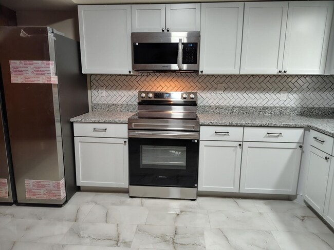 Building Photo - 3 Bed, 1.5 Bath home– Move-In Ready!