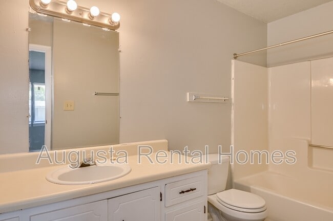 Building Photo - 2824 Thomas Ln