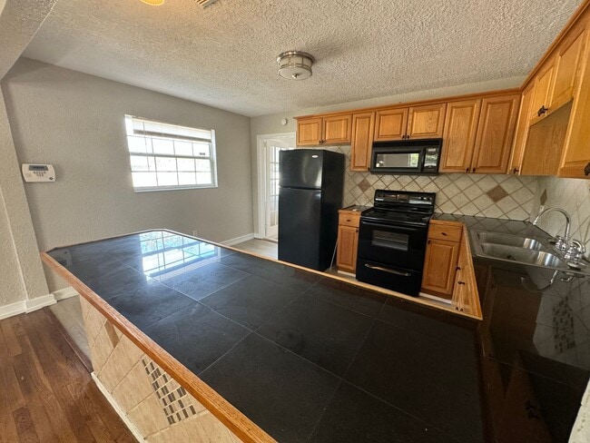 Building Photo - Fenced in four bedroom house near beautiful Gulfport