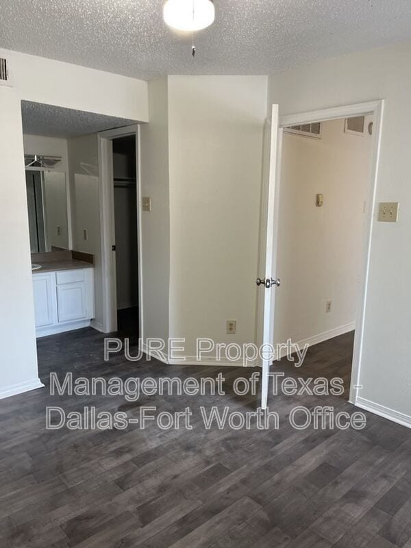 Building Photo - 18333 Roehampton Dr