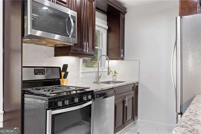 Building Photo - 1290 Glen Forest Way