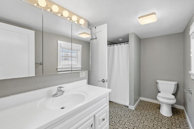 Building Photo - 547 Randolph St