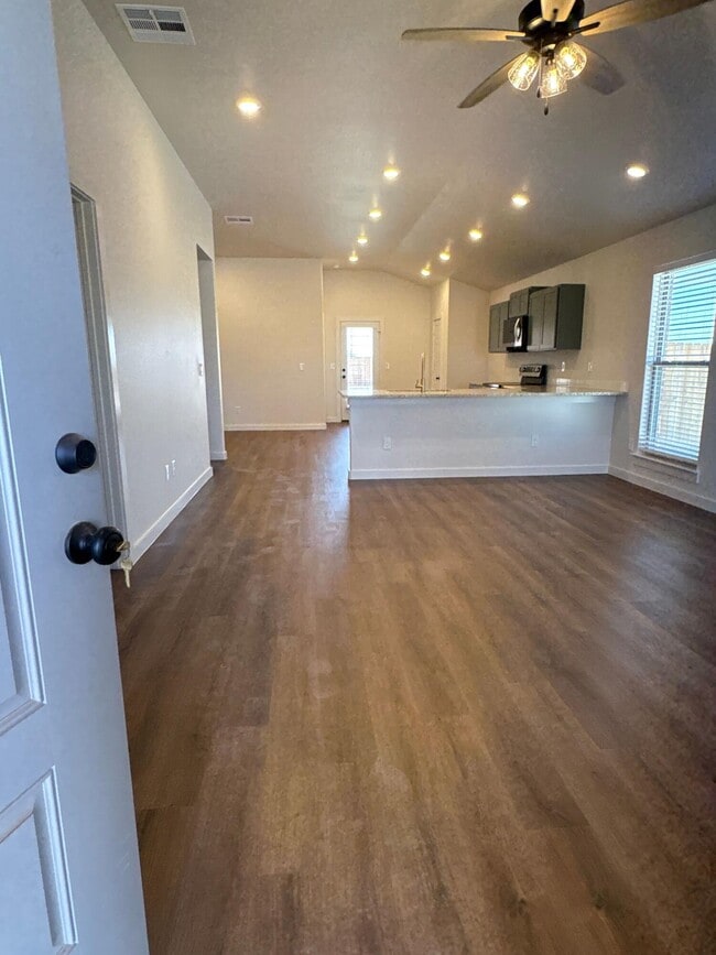 Building Photo - 2174 Langford Ave