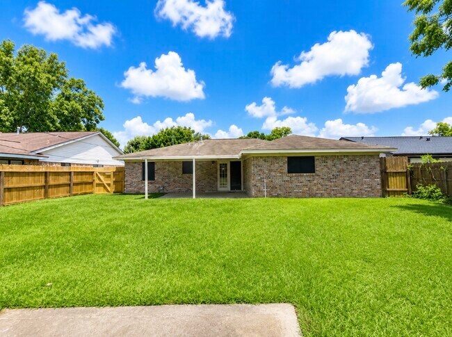 Building Photo - 2806 Spa Dr