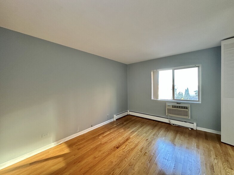 Building Photo - 5820 N Sheridan Rd