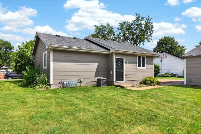 Building Photo - GREAT NEIGHBORHOOD!! 3 Bedroom, 1 Bath Home in Ankeny