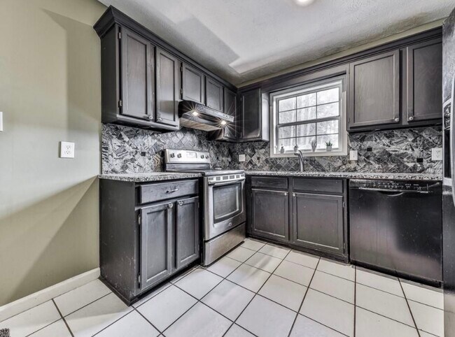 Building Photo - 4925 Farmstead Ct NE