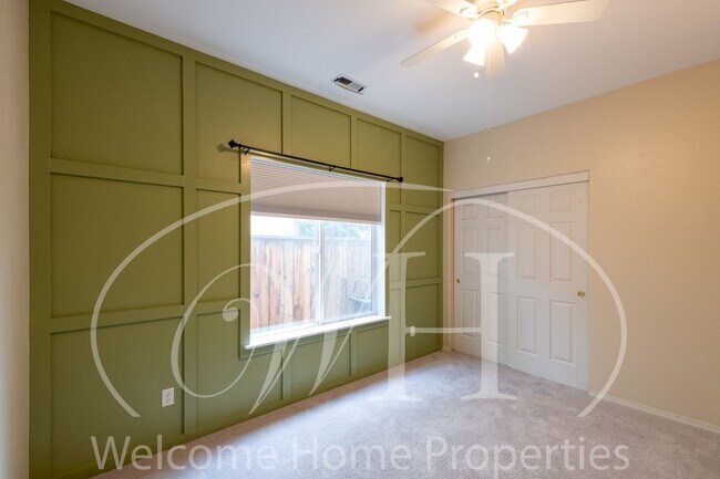 Building Photo - Beautiful 3 Bedroom Home With Fenced Backy...