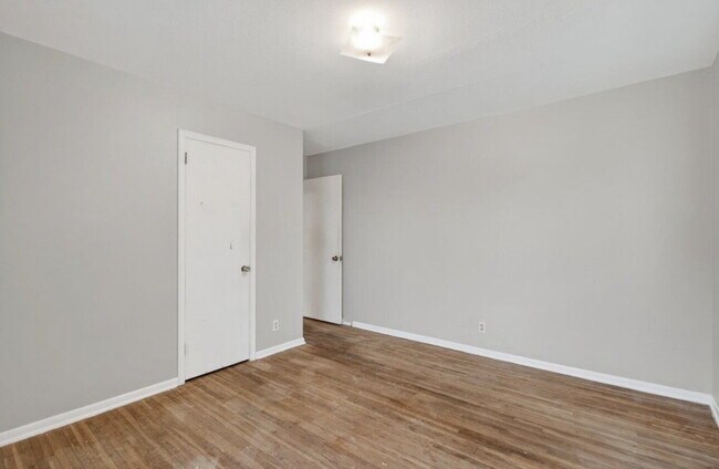 Building Photo - Charming 4-Bedroom Blaine Home with Hardwood Elegance & 2 Full Baths - 1,620 Sq Ft of Comfort!