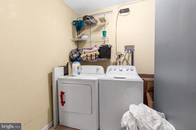 Building Photo - 714 Medina St