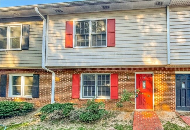 Building Photo - 2140 Kings Gate Cir SW