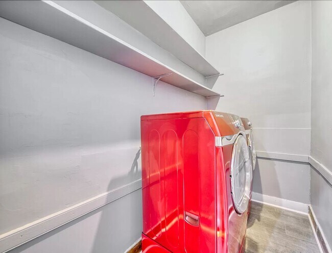 Laundry - 2405 S Troy St