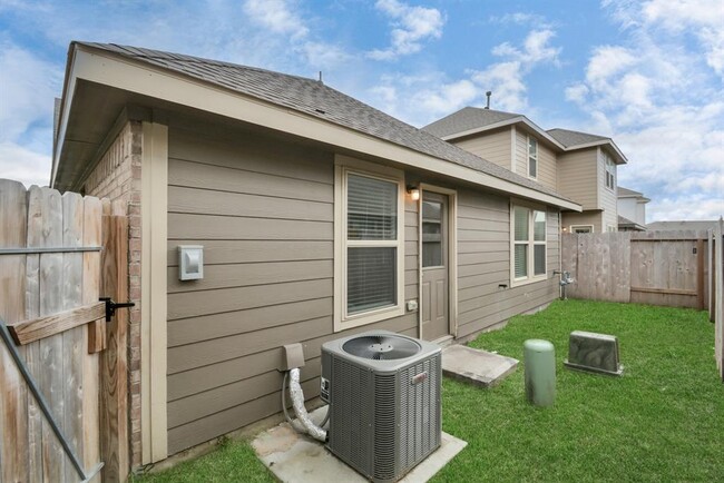 Building Photo - 15859 Kinlough Dr