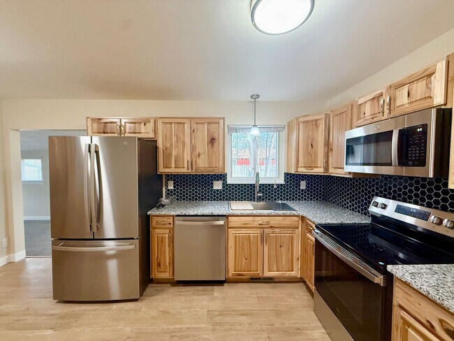 Building Photo - Great 3 bedroom 2 bath Home with Attached ...