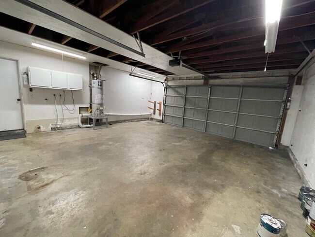 Building Photo - 3 Bedroom 2 Bathroom Home in Huntington Beach with Air Conditioning