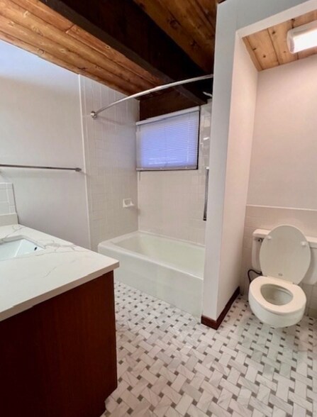 Building Photo - 12 White Pine Ln
