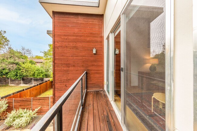 Building Photo - Gorgeous Fully Furnished Home in Brentwood...