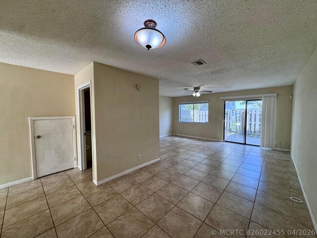Building Photo - 704 Riverside Dr
