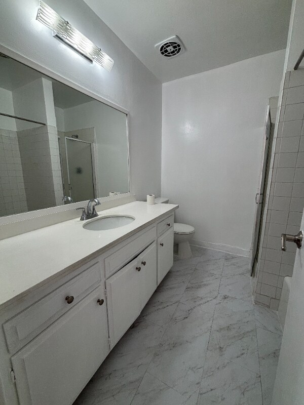 Building Photo - 2042 Beachwood Dr