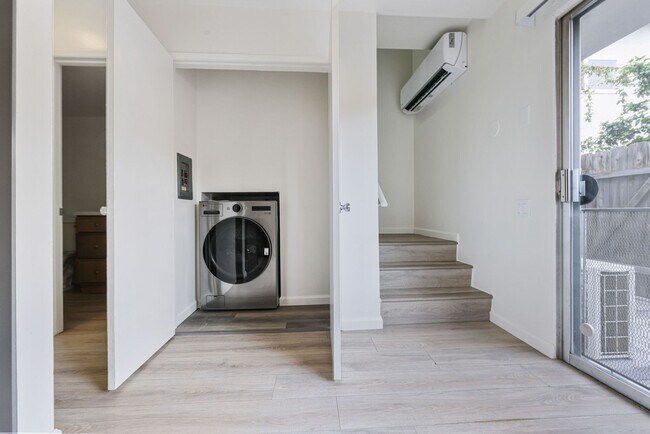 Building Photo - Updated 2 Bed 1.5 Bath Apt. in Coronado