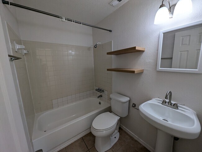 Building Photo - 416 40th St E