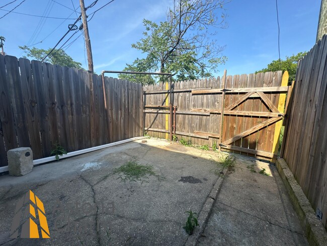 Building Photo - 1303 N Milton Ave