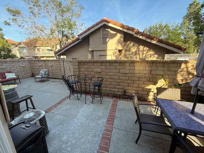 Building Photo - 2 bed, 1.25 Bath CONDO next to POOL! Groun...