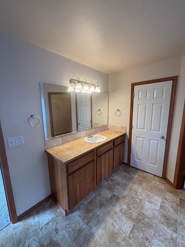 Building Photo - BEAUTIFUL HOME IN THE LANDINGS (APP#59)