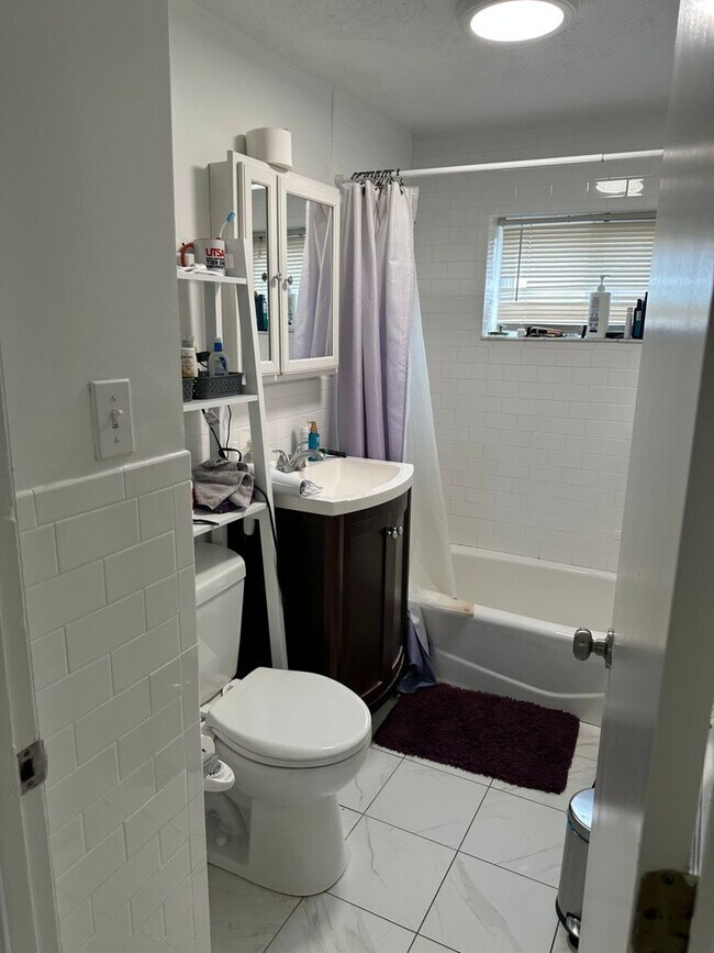 Building Photo - Charming 2 Bedroom-No Broker Fee