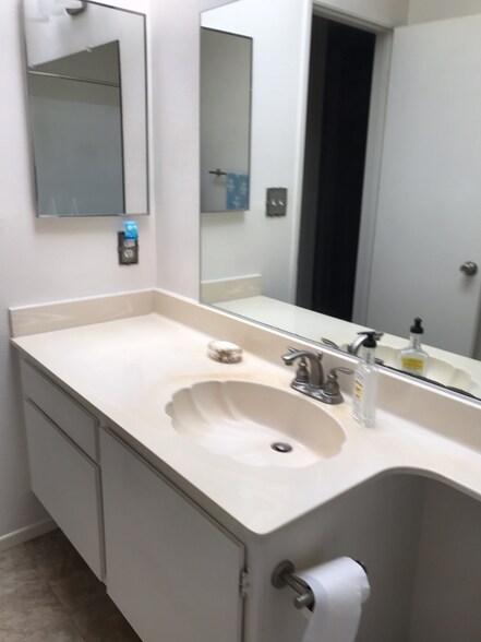 Building Photo - 4900 Overland Ave