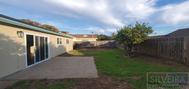 Building Photo - Three Bedroom Home In Santa Maria! Month to Month Tenancy