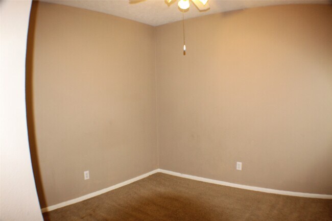 Building Photo - 642 Avery Dr