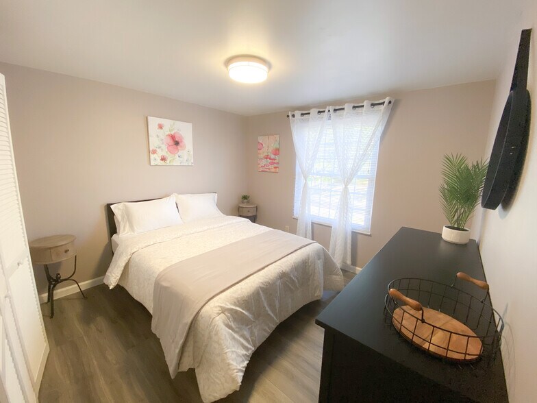 Queen bedroom - 11423 Five Cedars Rd