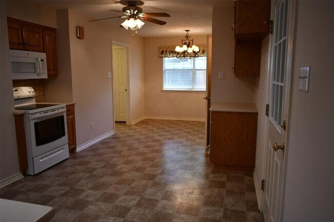 Building Photo - 203 Pine Valley