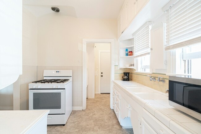 Building Photo - 358 Orange Ave